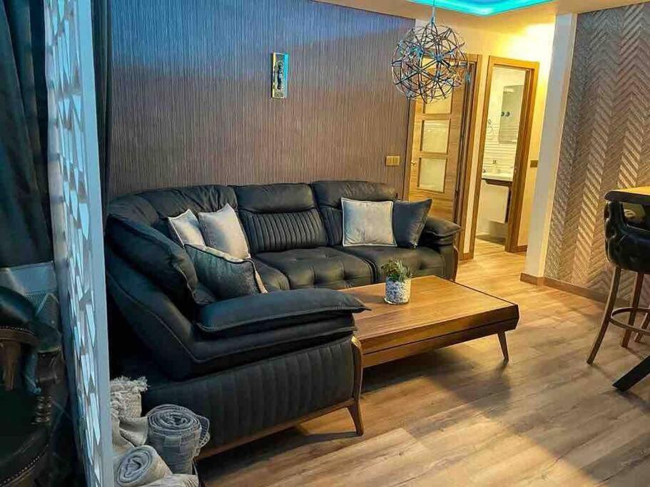 New Luxury 3-Bedroom Apartment เซโกเวีย ภายนอก รูปภาพ