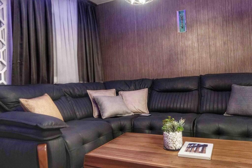 New Luxury 3-Bedroom Apartment เซโกเวีย ภายนอก รูปภาพ