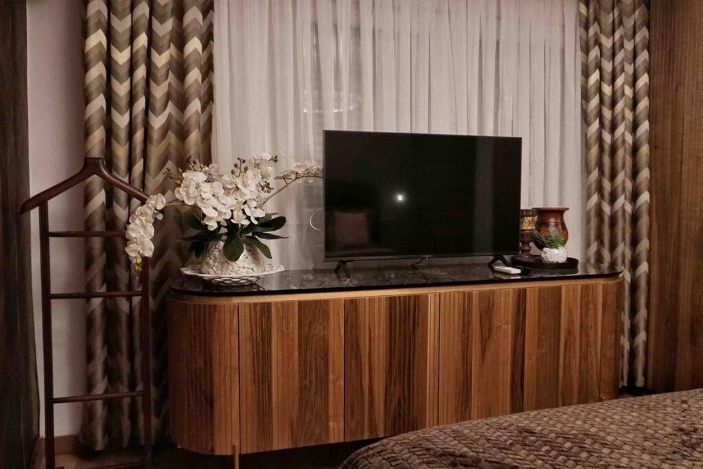 New Luxury 3-Bedroom Apartment เซโกเวีย ภายนอก รูปภาพ